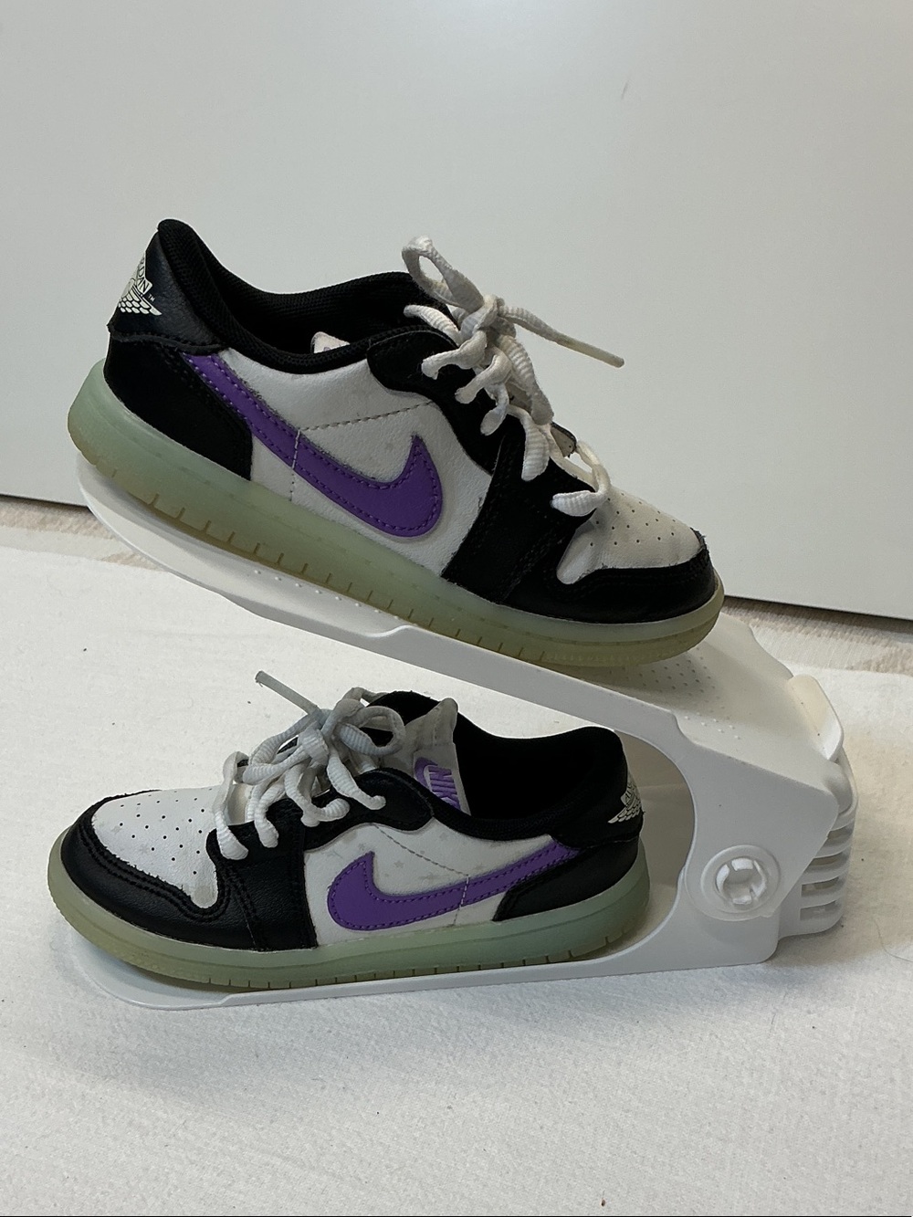 Nike Kids Low-Top Sneakers in White, Black & Purple